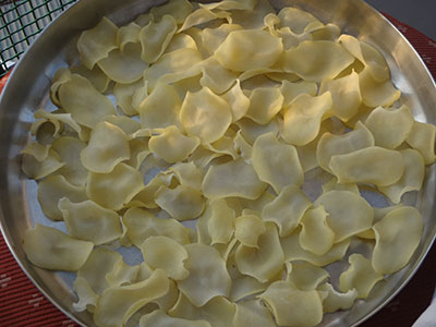 drying potato slices for sun dried potato chips or aloo chips