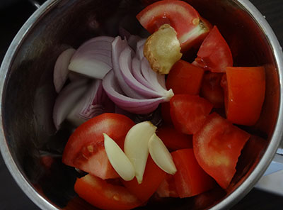 grinding onion and tomato for aloo gobi or alugadde hookosu gojju
