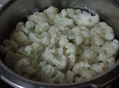 blanching cauliflower for aloo gobi or alugadde hookosu gojju