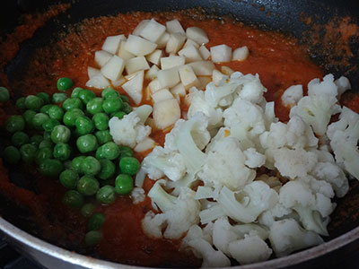 cauliflower, potato and green peas for aloo gobi or alugadde hookosu gojju