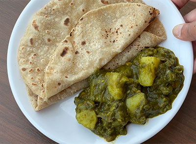 serving aloo palak recipe