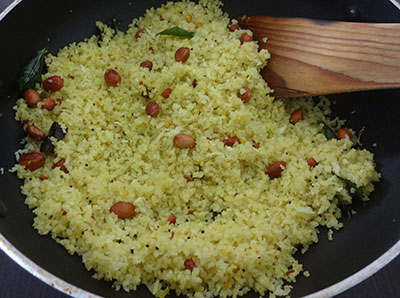 avalakki oggarane or easy poha recipe