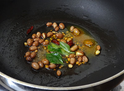 curry leaves for avalakki oggarane or easy poha recipe