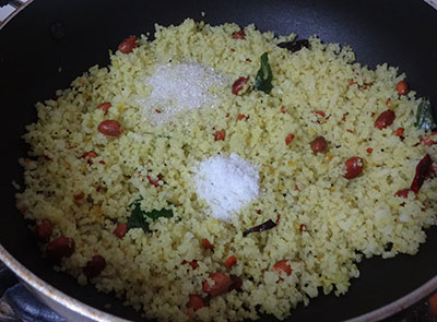 making avalakki oggarane or easy poha recipe