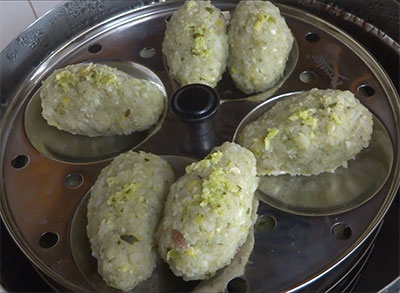 arrange avalakki nuchinunde or nucchinunde dumplings on idli plate