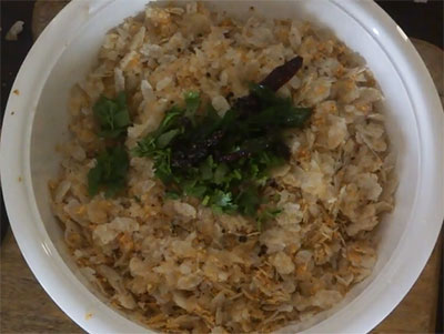 coriander leaves and tempering for masale avalakki or spicy poha