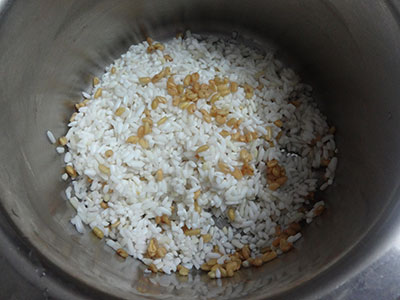 soaking rice and fenugreek seeds for balehannu dose or banana dosa