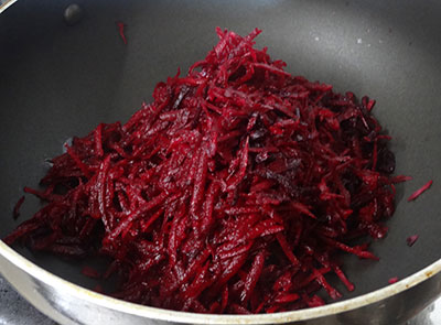 grated beetroot for beetroot halwa