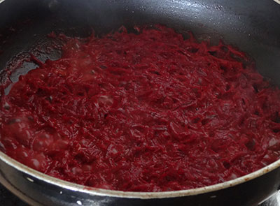 cooking beetroot for beetroot halwa