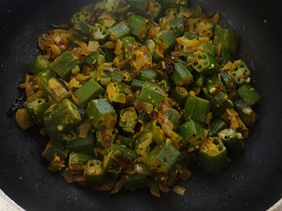 cooking bendekai palya or ladies finger stir fry