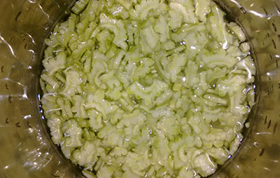 cutting bitter gourd for hagalakayi gojju