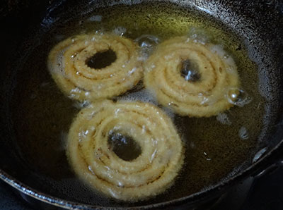 frying easy chakli or chakkulis