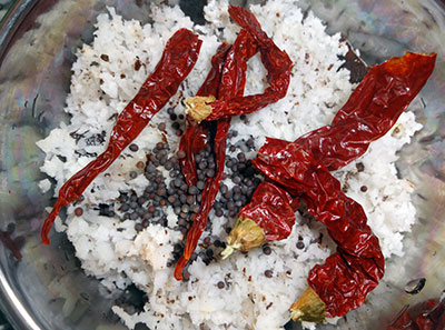 grind masala for mangalore style huli avalakki or gojjavalakki