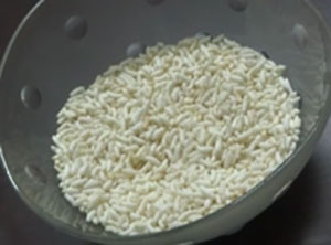 crispy mandakki or puffed rice for churumuri