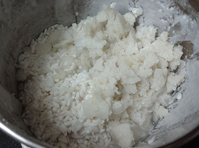 grinding rice and poha for curd dosa