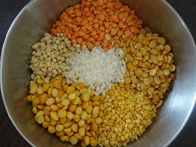 Soak rice and lentils for dal dosa or bele dose