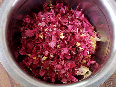 chop hibiscus flowers for dasavala thambli