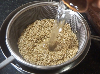 rinsing sesame seeds for ellu juice