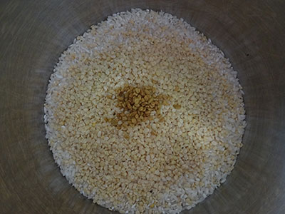 rinse rice and lentils for guliyappa or paddu