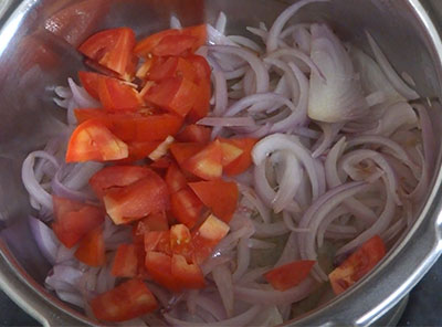 tomato for grinding for hesaru kalu saaru or sprouts sambar