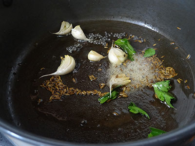 garlic and curry leaves for hunase thokku saaru or rasam