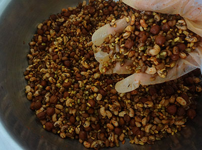 mixing spice paste for hurigalu or hurgaalu or hurigaalu