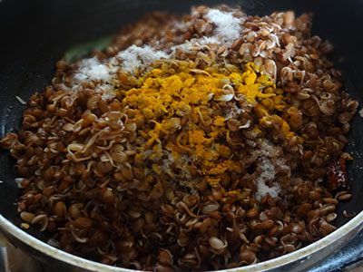turmeric powder and salt for huruli kalu bassaru palya