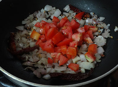 fry tomato for huruli kalu bassaru
