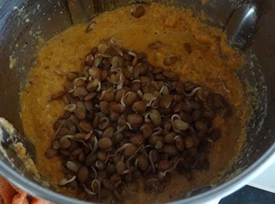 grinding masala ingredients for huruli kalu bassaru