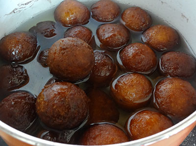 gulab jamuns in sugar syrup prepared using ready mix