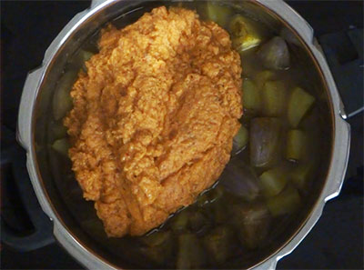 masala and cooked vegetables for kadlekalu saru or kadle kaalu sambar