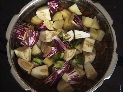 potato and brinjal for kadlekalu saru or kadle kaalu sambar