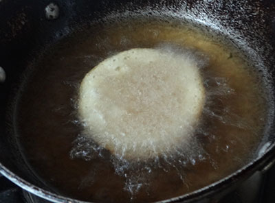 deep frying athrasa or kajjaya