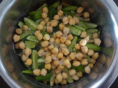 cook ivy gourd and chickpeas for majjige huli or kayi huli