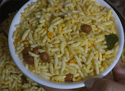 serving khara mandakki or mandakki chivda