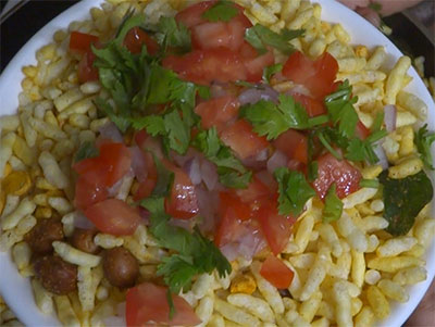 khara mandakki or mandakki chivda served with onion and tomato