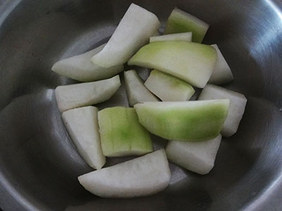 cutting ashgourd for kumbalakayi or kashi or dumroot halwa
