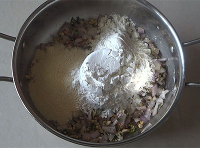 flour and rava for maddur vada