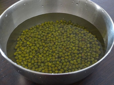 Soaking the green gram to make sprouts