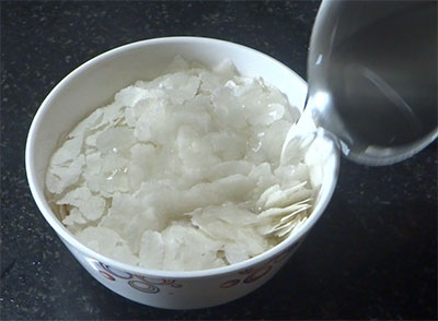 rinsing poha for masale avalakki rotti or poha roti