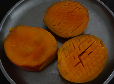 chopping mangoes for mavina hannina rasayana or seekarane