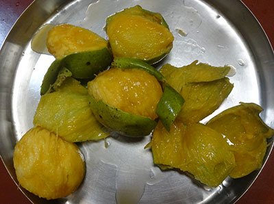 peeled mangoes for mavina hannina sasive or mango gravy
