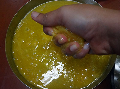 squeezing mangoes for mavina hannina sasive or mango gravy