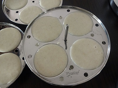 pour the batter in idli moulds for menthe idli or kadubu