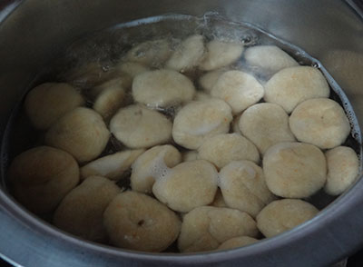 boiling wheat flour dumplings for menthe kadubu