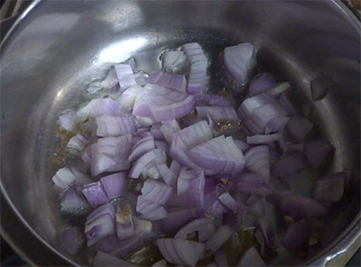 onion for methi pulao or menthe soppina pulav