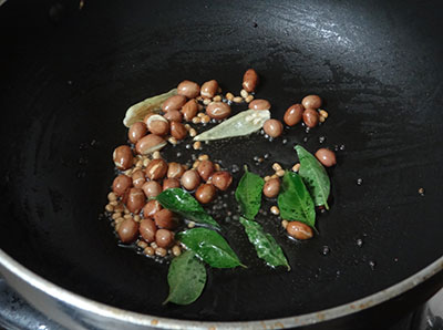 mustard seeds and urad dal for pudina shavige or mint vermicelli