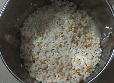 grinding rice and dal for mushti dose or mushti polo