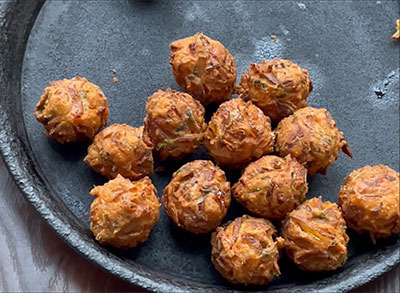 frying onion bonda or eerulli unde pakoda