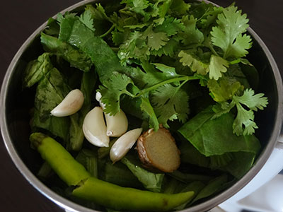 grinding palak leaves, ginger and garlic for palak paratha or parota